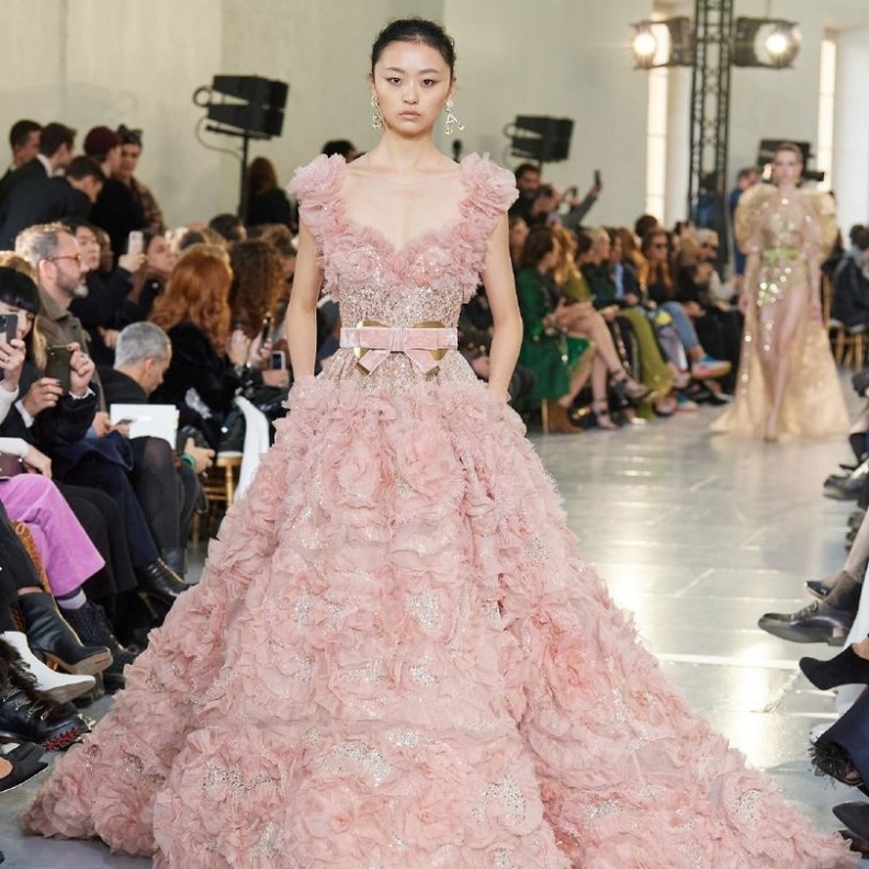 فستان زفاف وردي