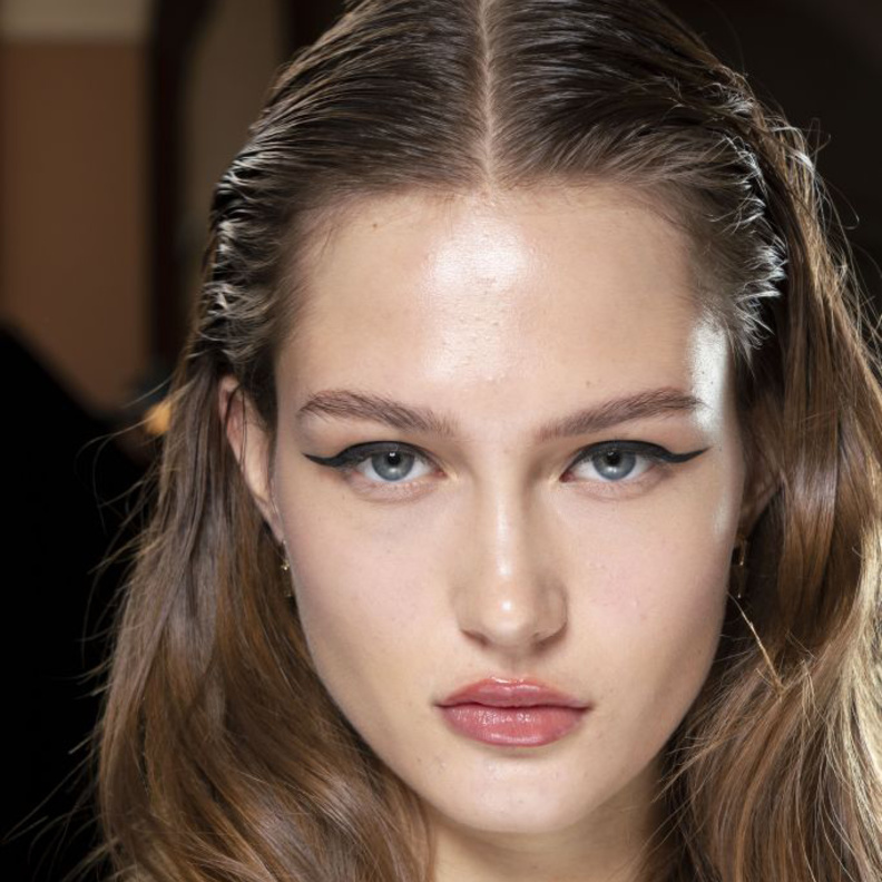 طرق بسيطة لرسم الايلاينر الاسود اثناء الحجر المنزلي من Ashish