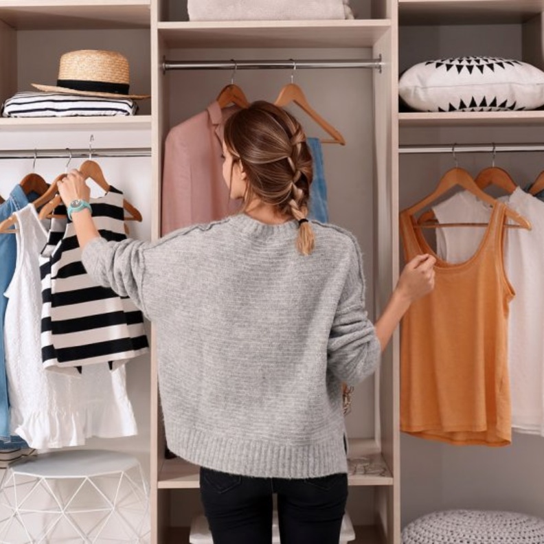 استغلي فترة الحجر الصحي وقومي بترتيب خزانتك