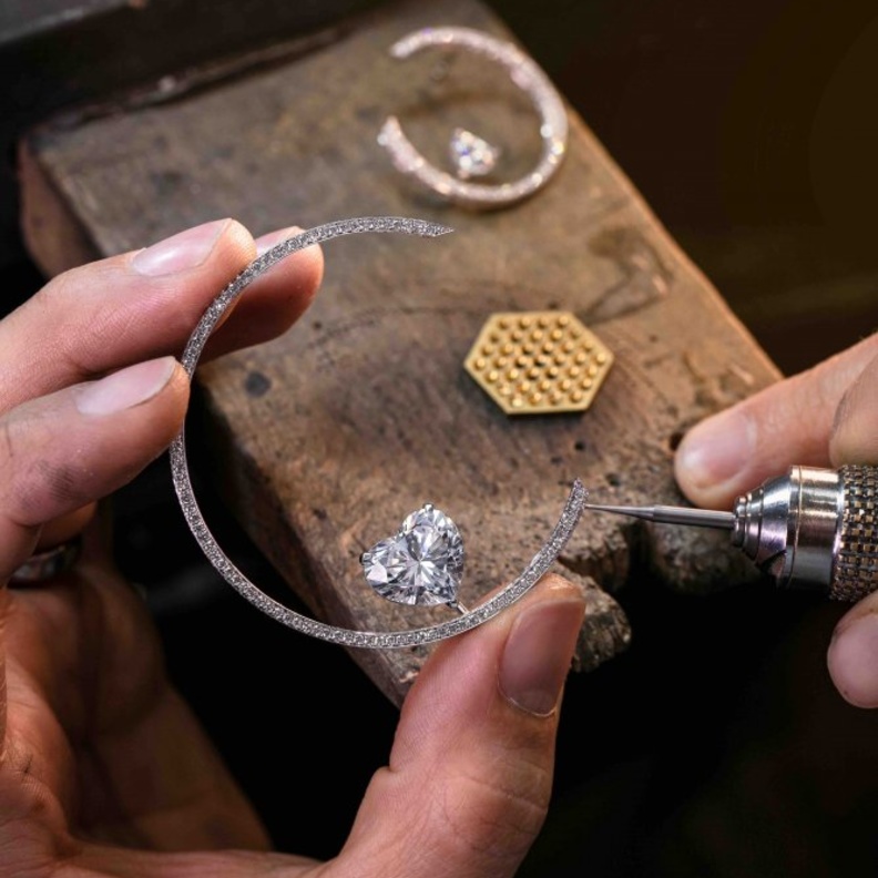 فاليري ميسيكا تبتكر أقراطاً دائرية غير متوازية