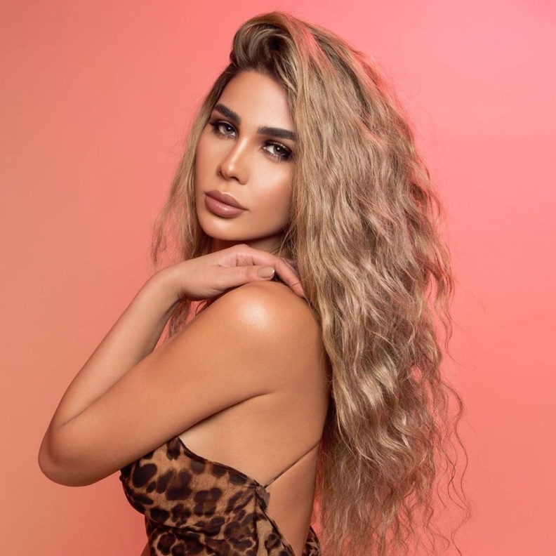 أبرز صبغات شعر التي اعتمدتها المدونة فرح عبدالعزيز