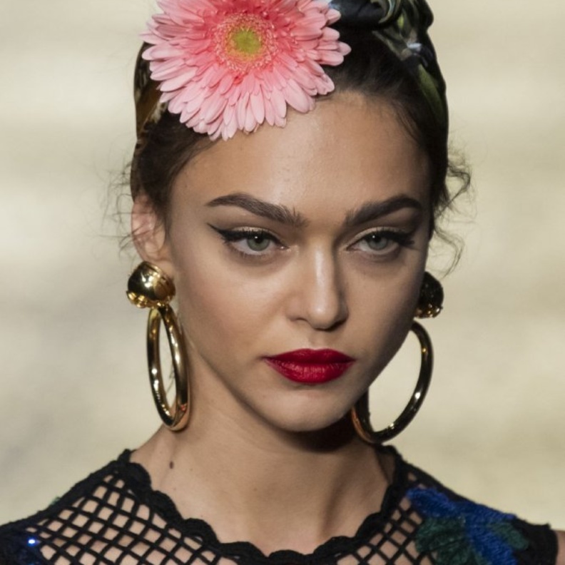 اكسسوارات شعر 2020 مع الورود الأمامية من وحي Dolce & Gabbana