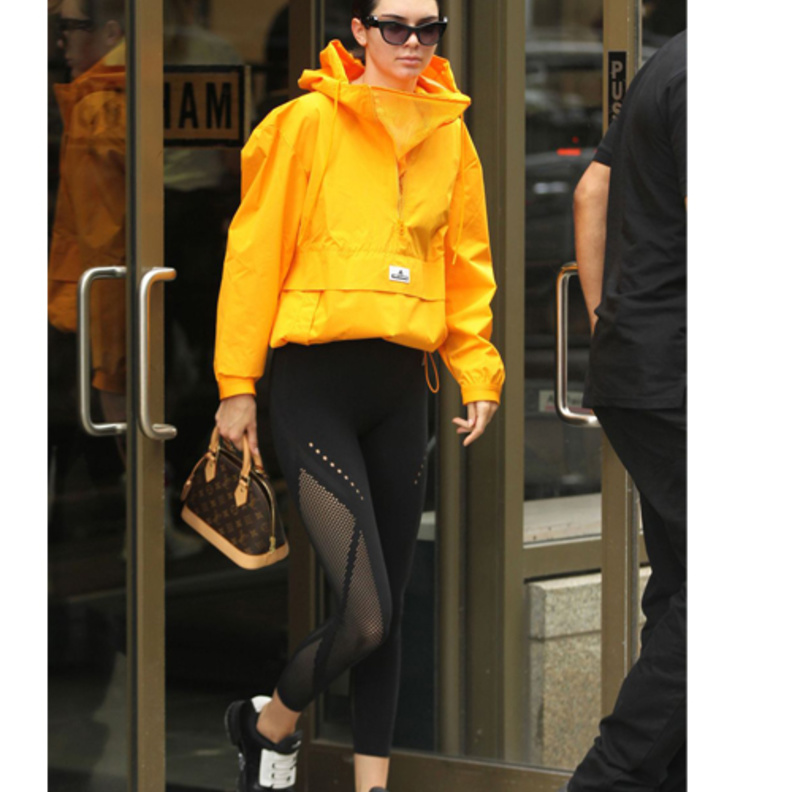 بناطيل رياضية مريحة مع الشبك على طريقة Kendall Jenner