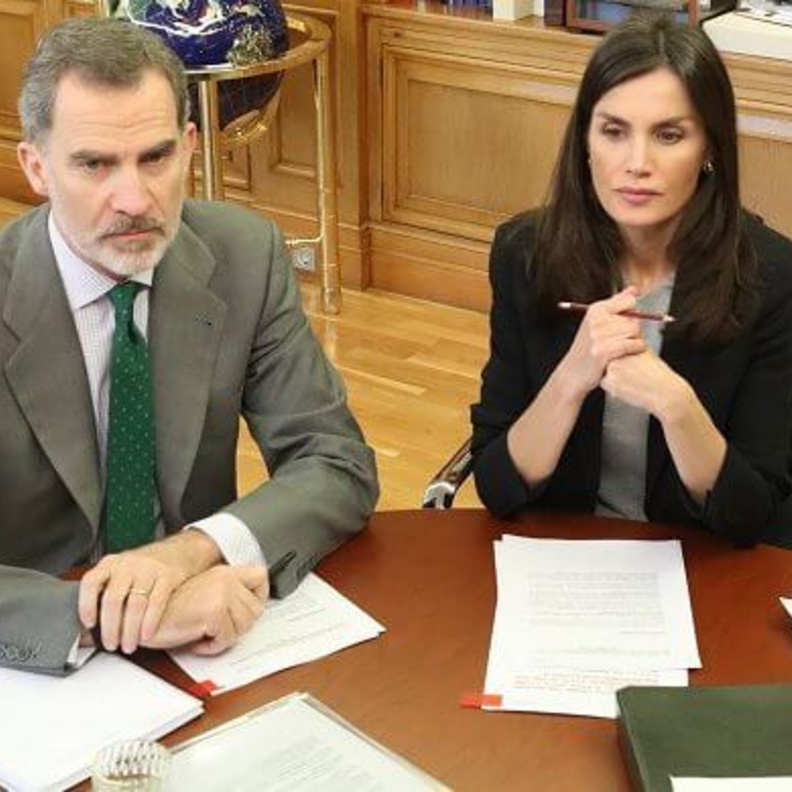 ملك وملكة إسبانيا يعقدان اجتماع رقمي مع ممثلي الصليب الأحمر في إسبانيا