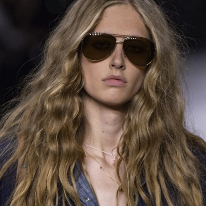  تسريحة الشعر المموجة بأسلوب طبيعي مناسبة لفصل الربيع