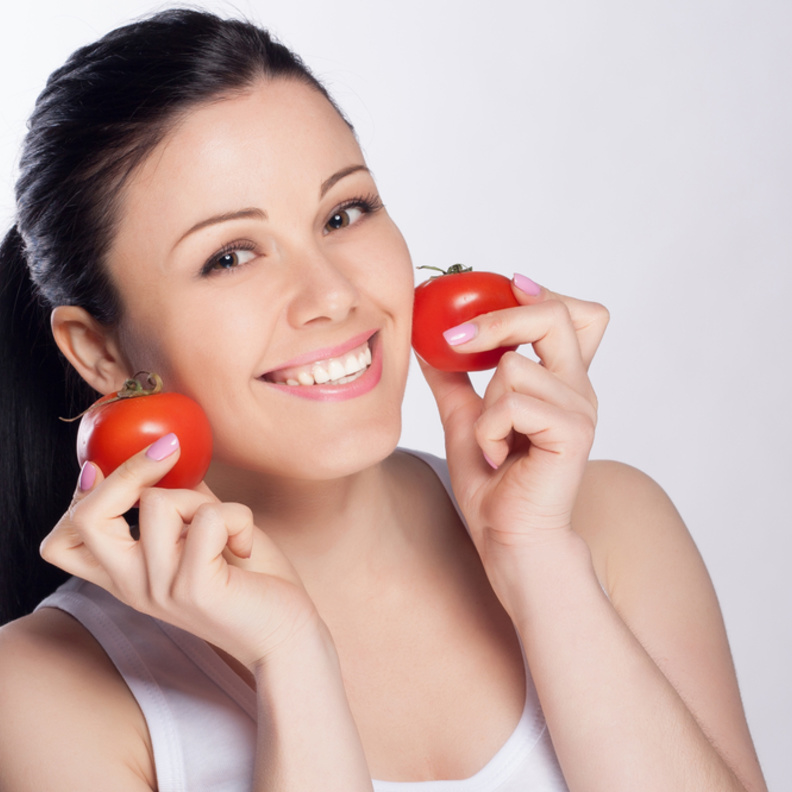  استفيدي من الحجر المنزلي بتفتيح بشرتك بواسطة الطماطم