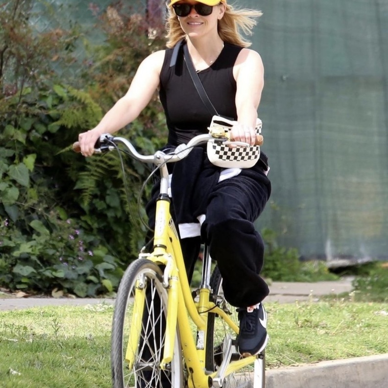 ريس وثرسبون تغادر منزلها لفترة قصيرة لركوب الدراجة في الهواء الطلق