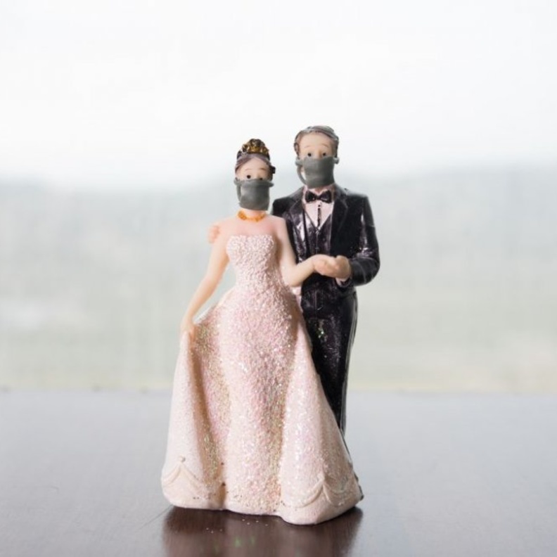 افكار لحفل زفاف صغير و مميز، عرسان بكمامات الوجه