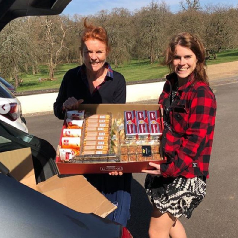 دوقة يورك والأميرة يوجين وزعتا 100 كغ من الحوليات على الطواقم الطبية