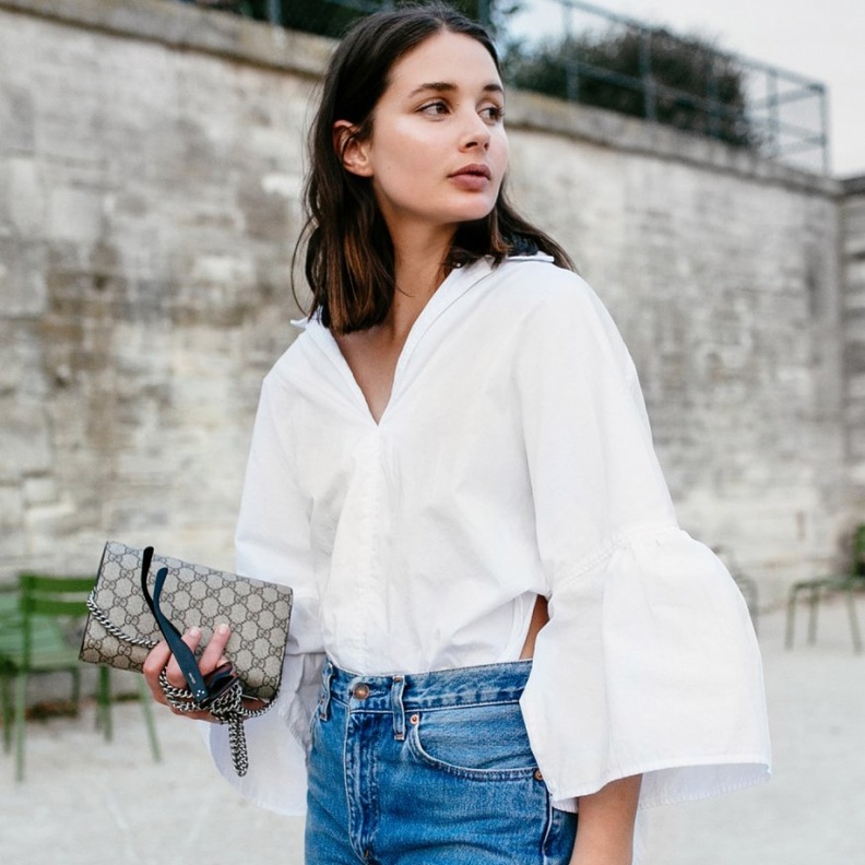  قمصان بيضاء بأكمام الكلوش اختاريها اثناء اجتماعاتك العملية عبر الانترنت