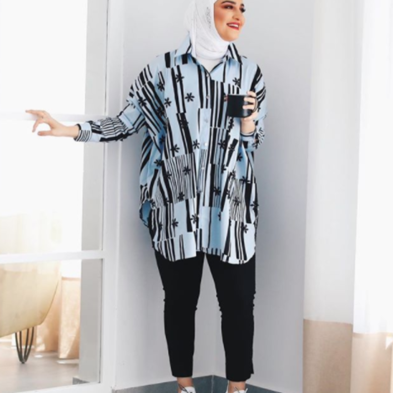  دلال الدوب اعتمدت لوك كاجوال في القميص الاوفر سايز