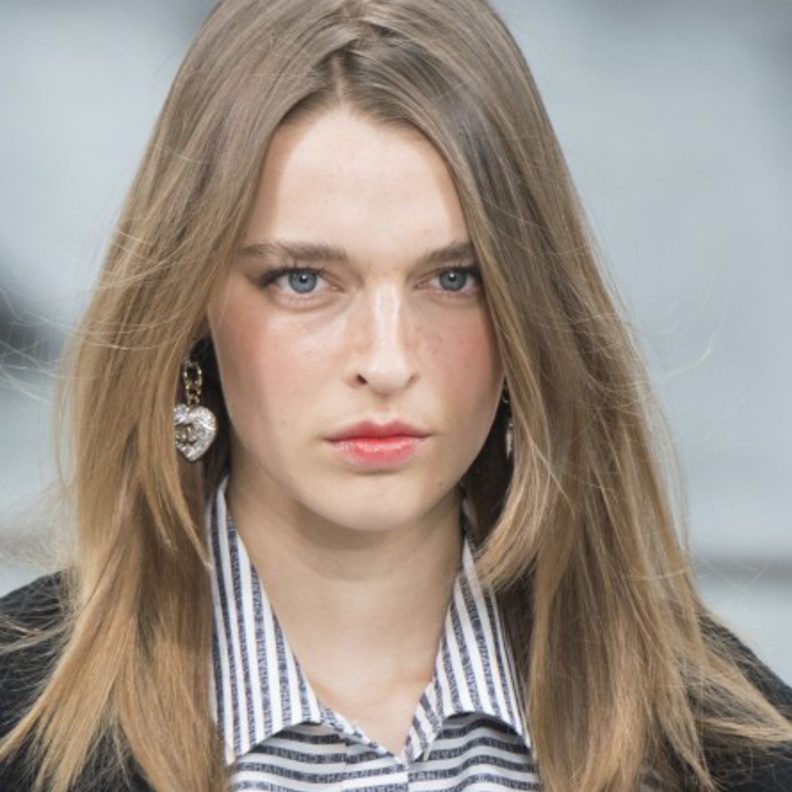 تسريحات شعر صيف 2020 كاري من Paco Rabanne