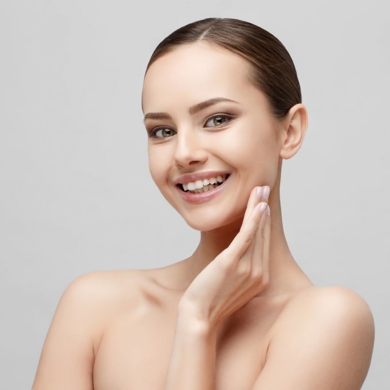 فوائد ماسك حليب البودرة وماء الورد للوجه في الحجر المنزلي