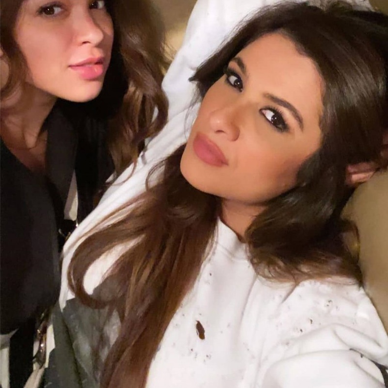 ياسمين عبد العزيز وابنتها الشابة