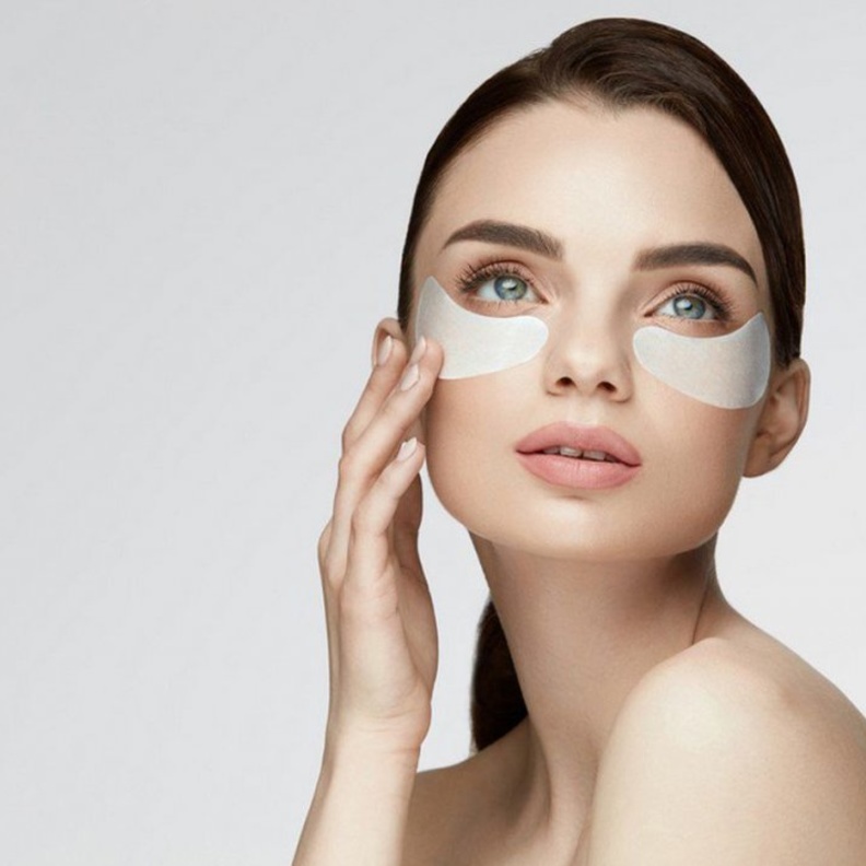 خلطات طبيعية لعلاج التجاعيد والجفاف حول العينين