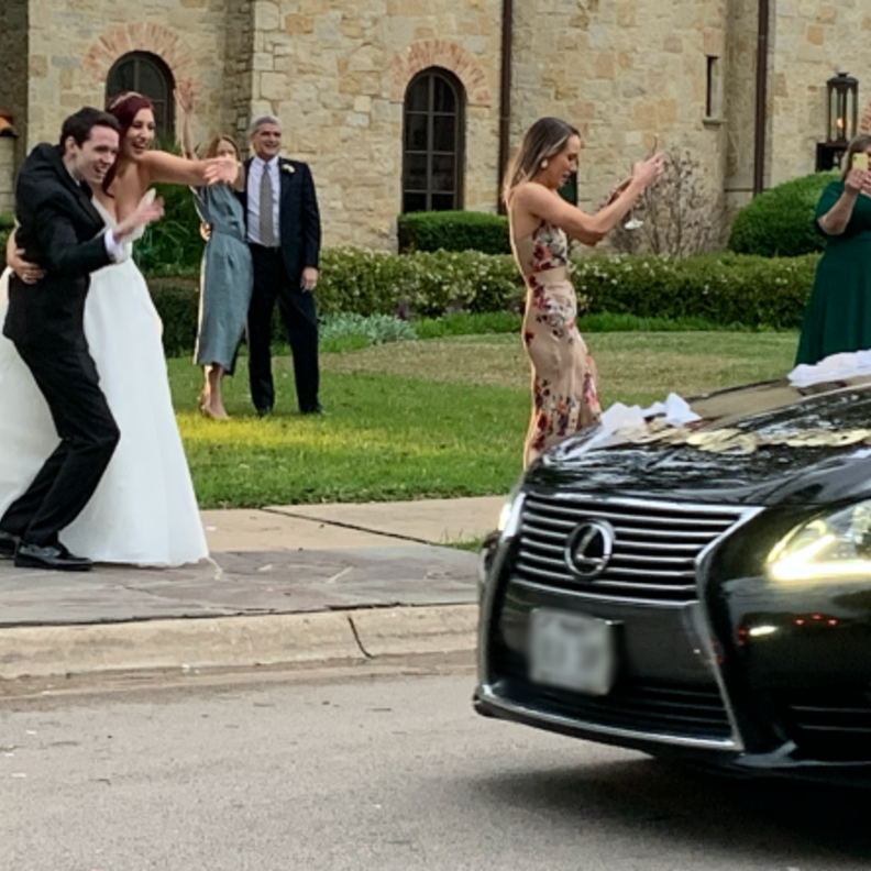 حفل زفاف في زمن كورونا ومفاجئة مبهرة من المهنئين للعروسين