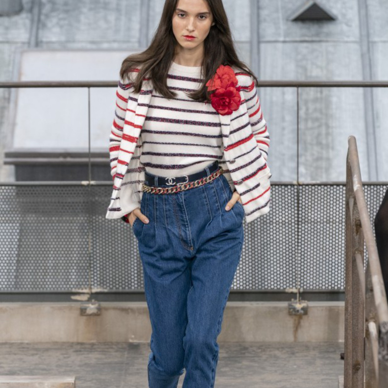 أضافت دار chanel الكسرات عند الخصر