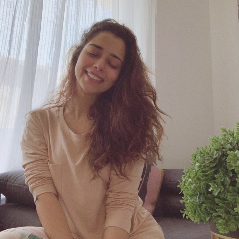 تطل بلقيس فتحي بدون مكياج وببشرة مشعة خلال الحجر المنزلي