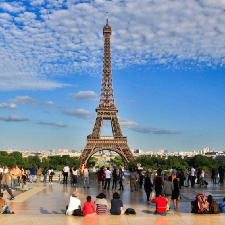 برج ايفيل قبل تفشي الفيروس