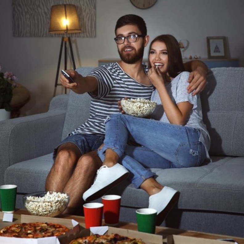 أجواء السينما للاستمتاع بشهر العسل اثناء الحجر المنزلي