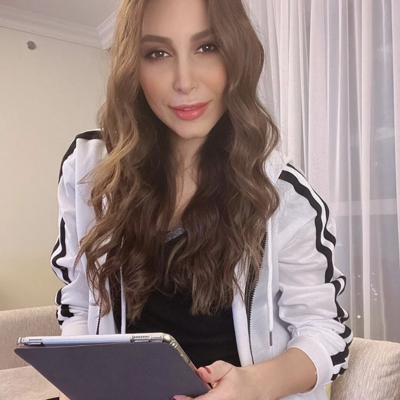 حفزت يارا متابعيها على البقاء في المنزل من خلال حفلها الغنائي البسيط عبر الانترنت