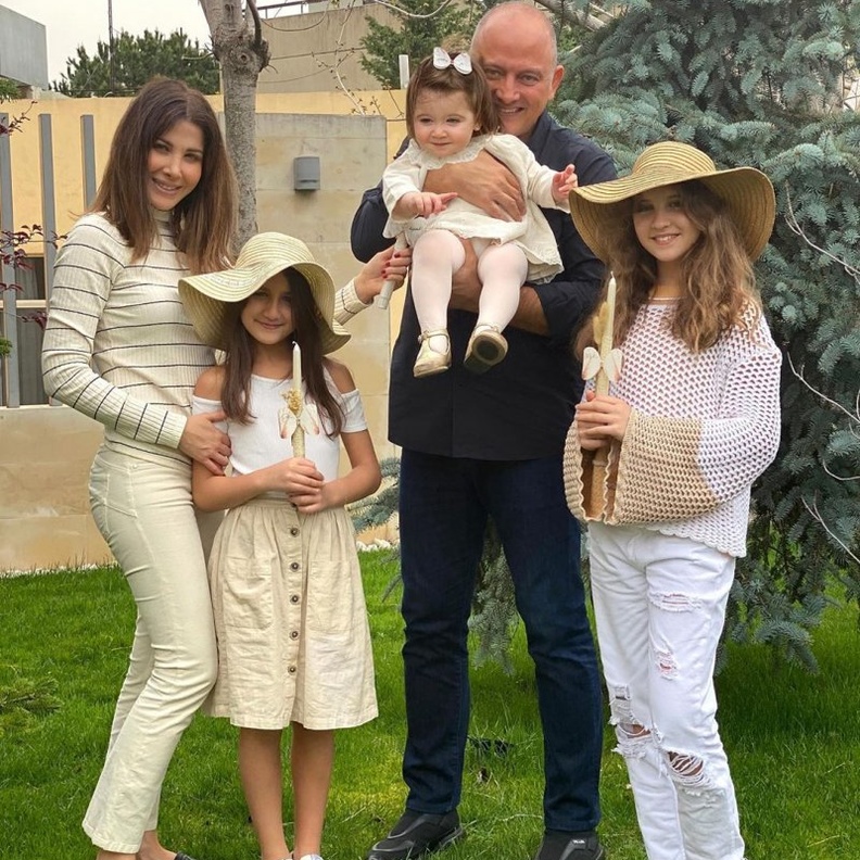 نانسي عجرم تستقبل الربيع بصور مبهجة مع بناتها وزوجها