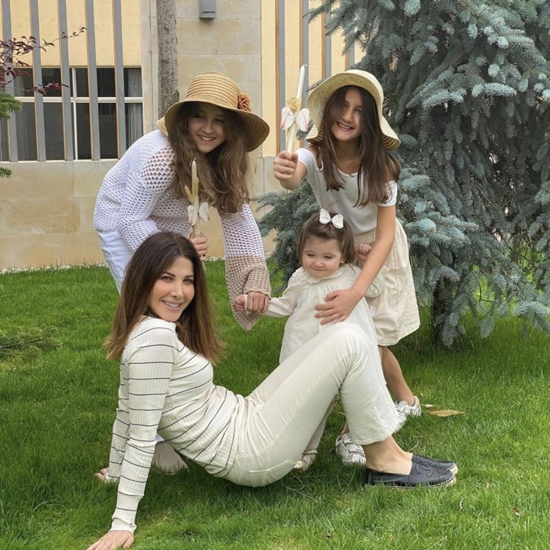 صورة لطيفة تجمع بين نانسي عجرم وبناتها