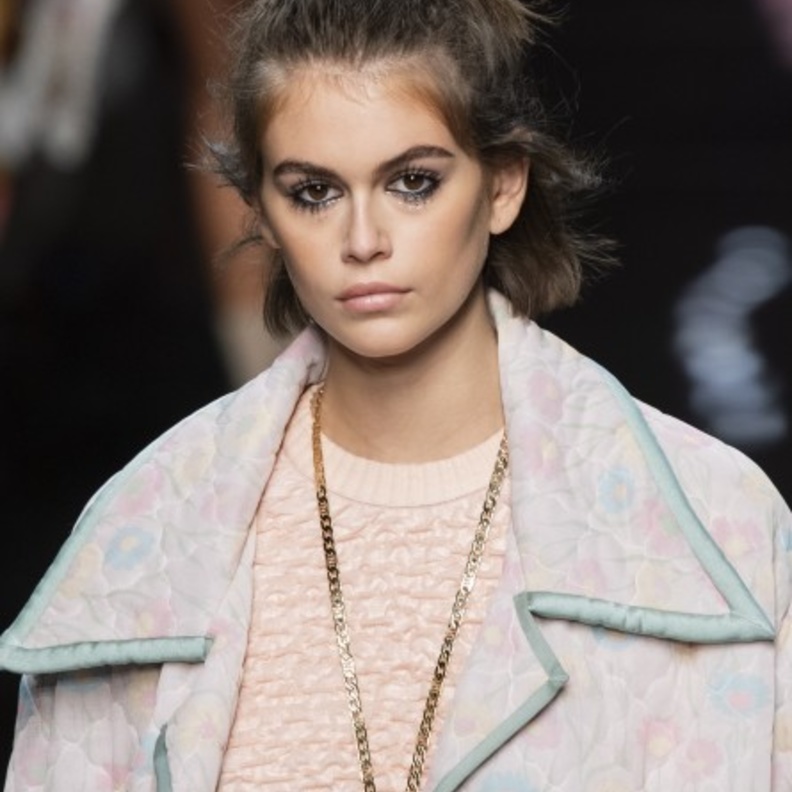  تسريحات شعر مرفوعة مع الكعكة أثناء الرياضة المنزلية من Fendi