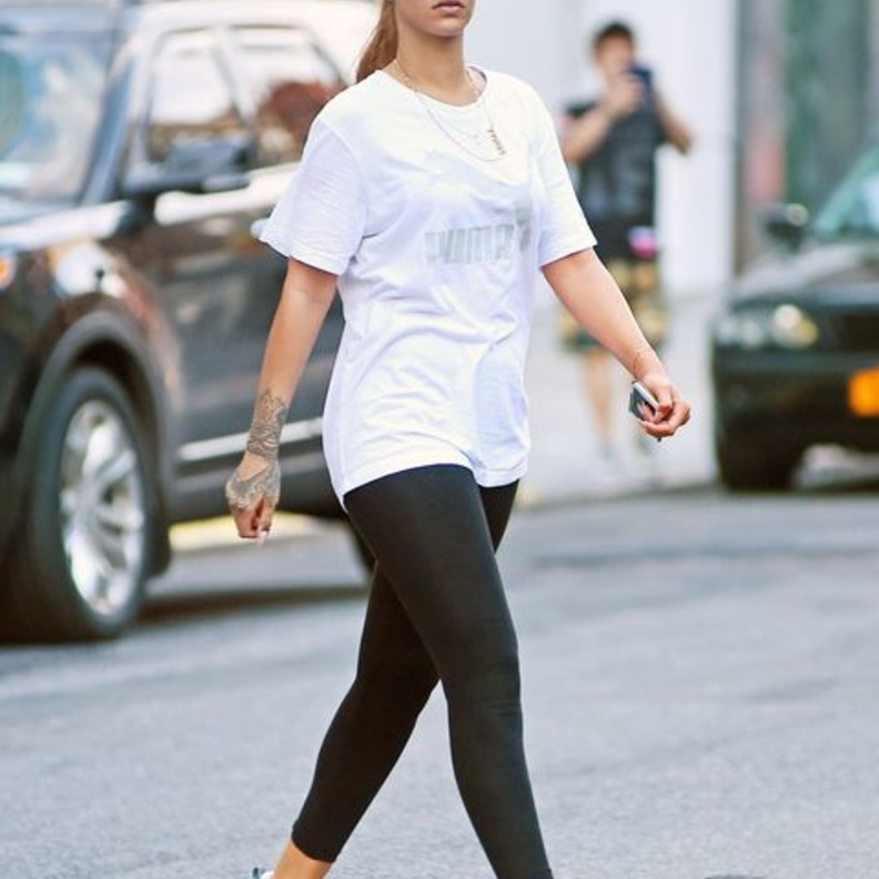 ريهانا في اطلالة رياضية مريحة