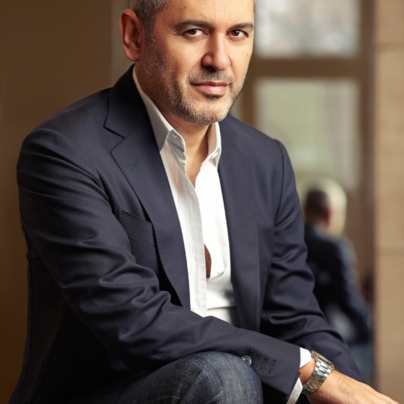  المصمم اللبناني العالمي إيلي صعب