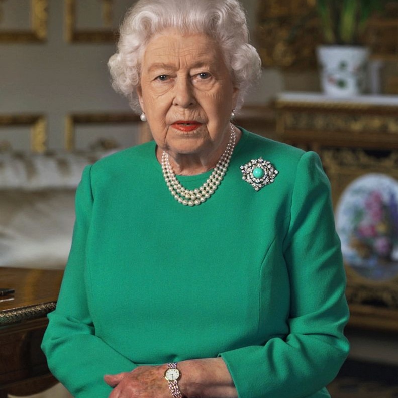  تألقت الملكة اليزابيت باللون الأخضر في تسجيل الفيديو الذي توجّهت فيه للبريطانيين