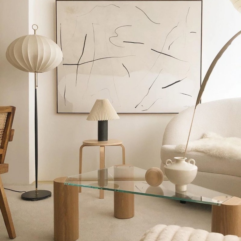  البيج مع الخشب في ديكور غر فة معيشة أنيقة وعصرية