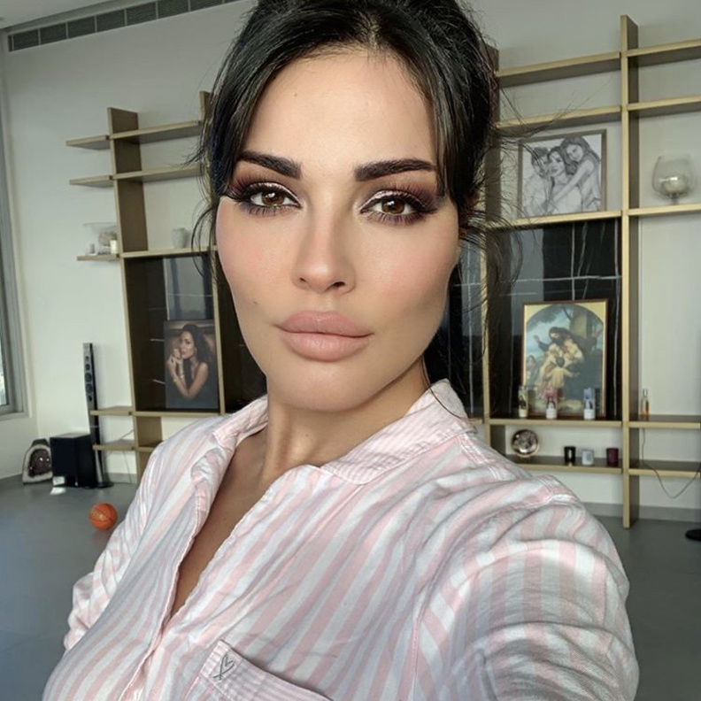 نادين نجيم تطل من الحجر المنزلي بمكياج كامل من باب التغيير