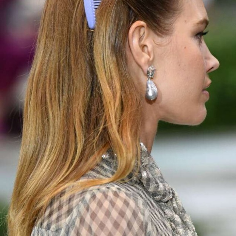 اكسسوارات شعر شبابية مع االمشط العصري من Tory Burch