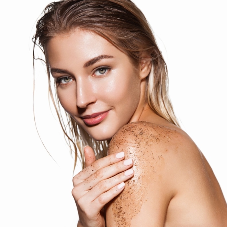 طريقة عمل مقشر جوز الهند والسكر لصنفرة الجسم في الحجر المنزلي