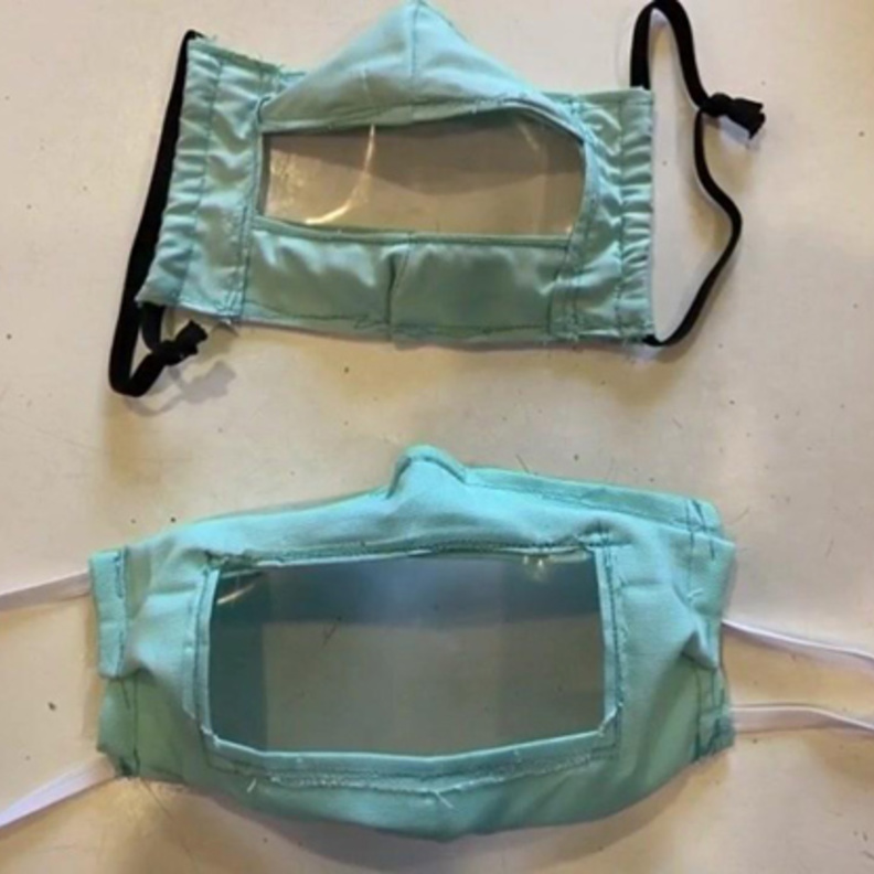 طالبة جامعية تبتكر كمامة مفتوحة للصم والبكم