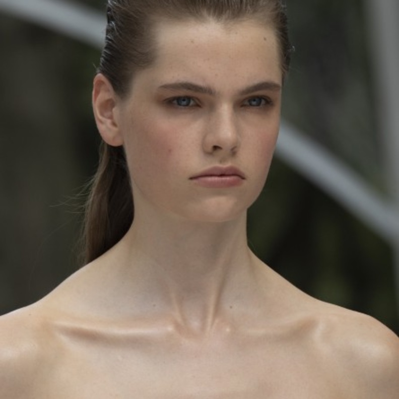 يمكنك تطبيق تسريحة الشعر المبللة بالشكل الذي يناسب وجهك