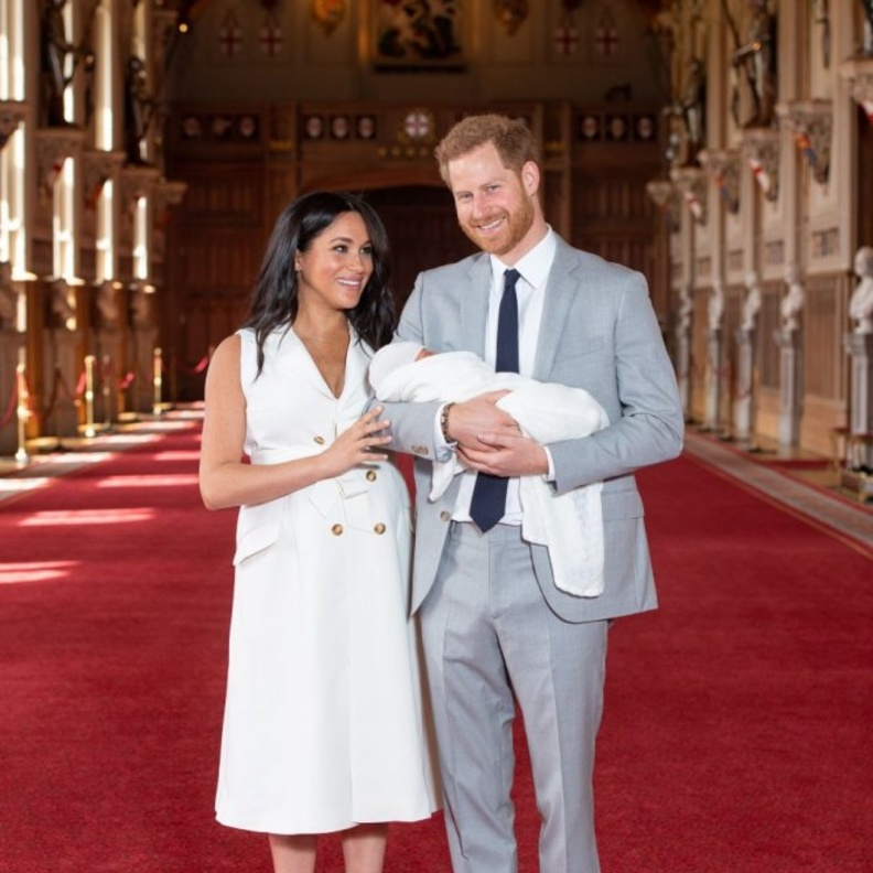الطفل أرشي في أحضان والده الأمير هاري وميغان ماركل