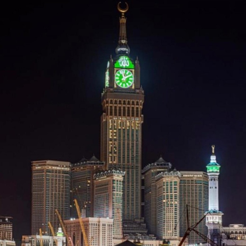 إضاءة ساعة مكة فيرمونت دعماَ لأبطال الوطن