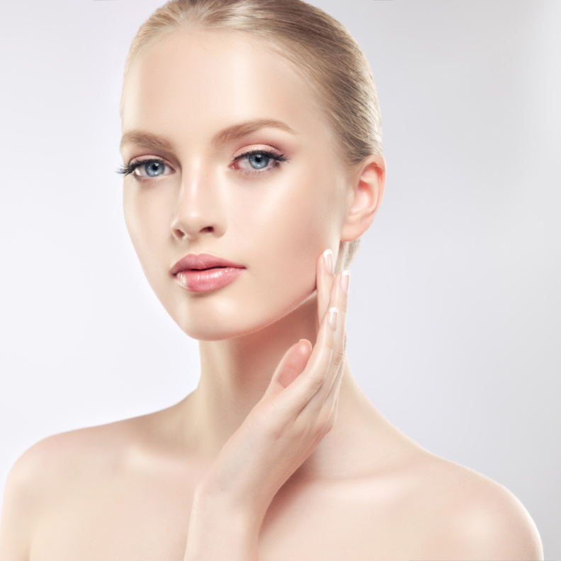  خففي من التوتر أثناء الحجر المنزلي بتدليك وجهك