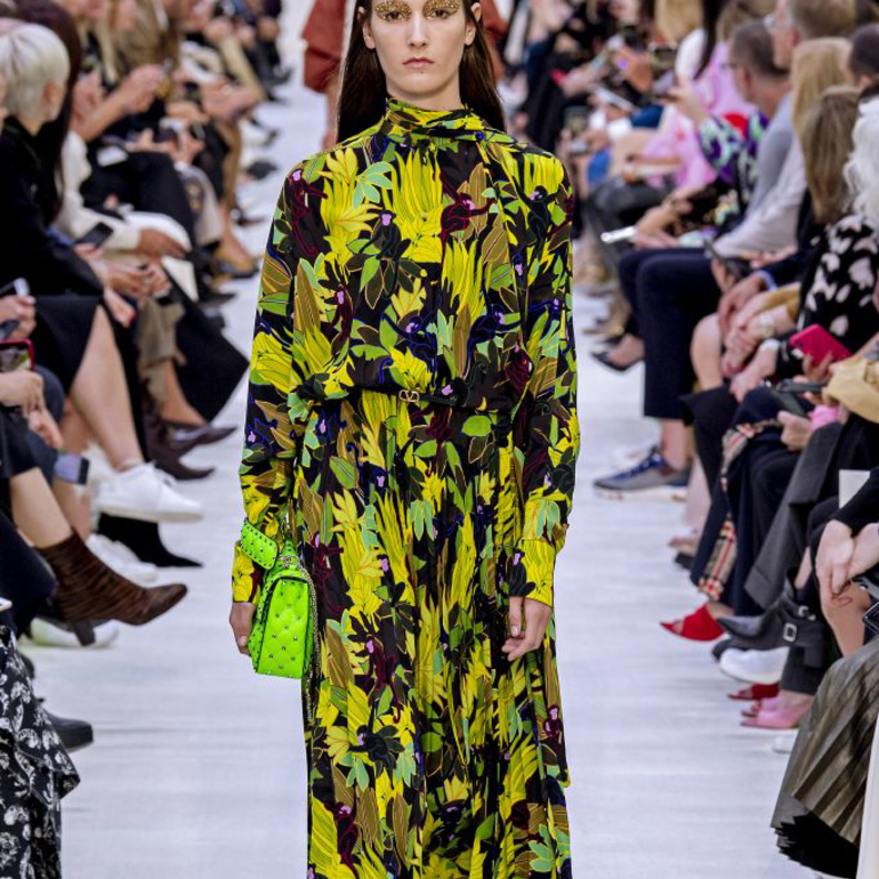 فساتين ربيعية مشجرة وهندسية من Valentino.jpg