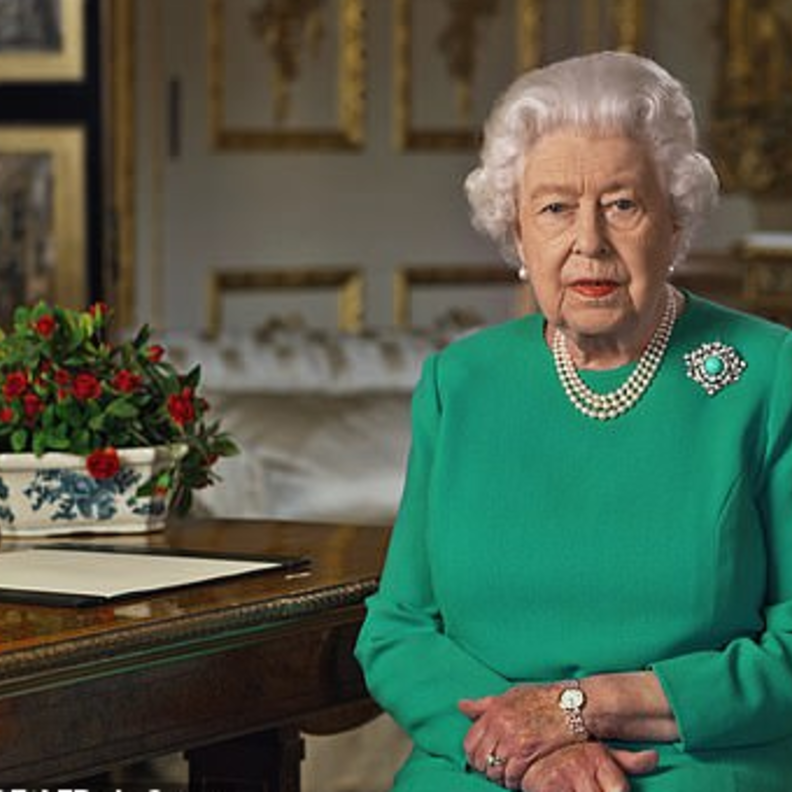 حكاية بروش "الأمل" الذي ارتدته الملكة إليزابيث في خطابها الأخير