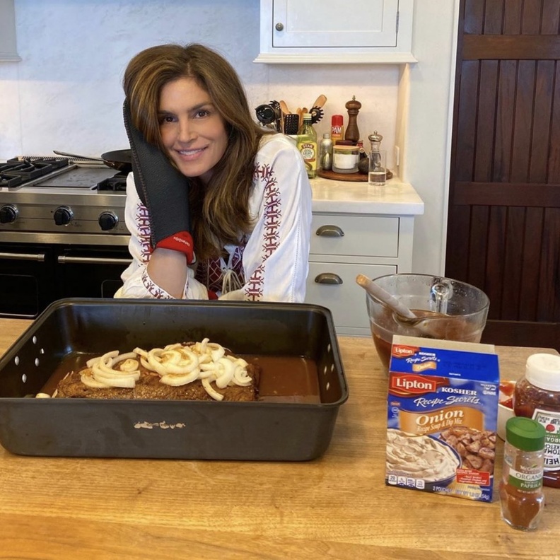 سيندي كروفورد تحضر أشهى أطباق الطعام خلال الحجر الصحي