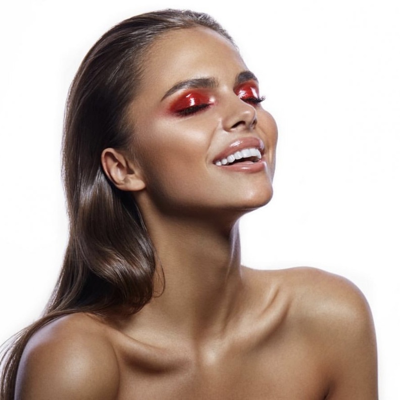 درجات الأحمر الصارخة بالمكياج المبلل