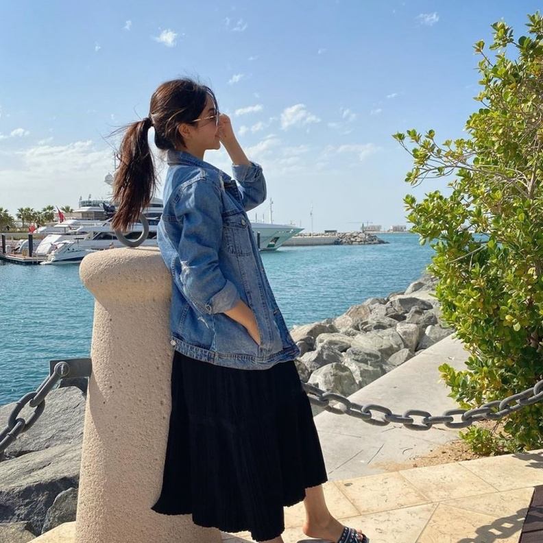  جاكيتات الجينز الواسعة مع التنانير الطويلة بأسلوب اسيل عمران