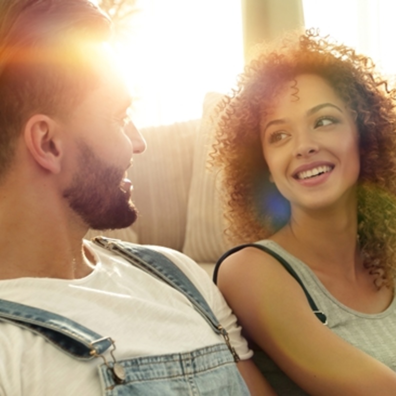 10 تصرفات تفضح إعجاب المرأة بالرجل
