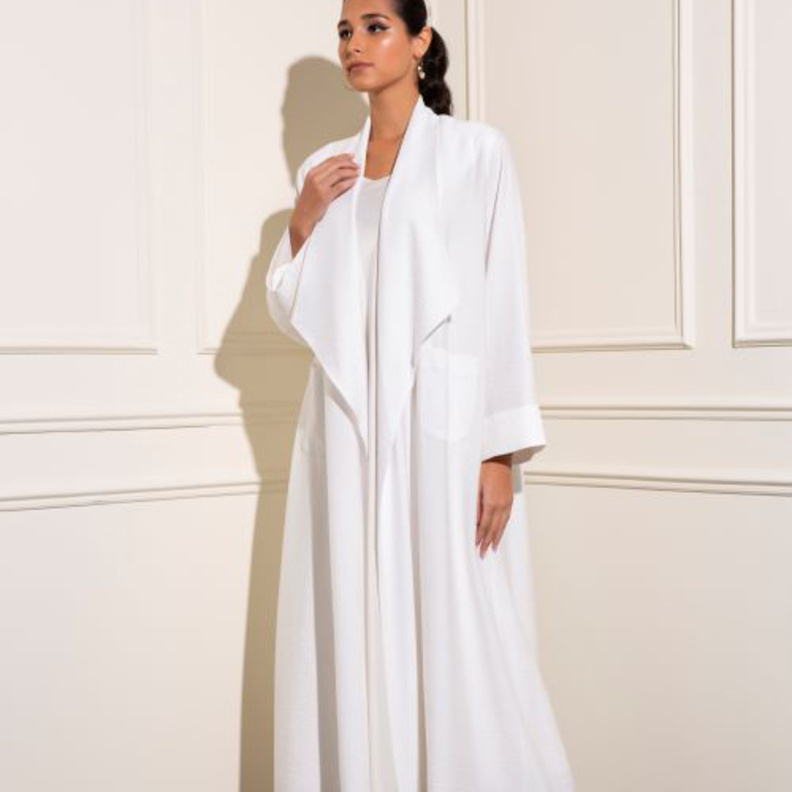  اطلالة راقية وبسيطة بعباية بقصة البليزر باللون الأبيض من عفّة الدباغ