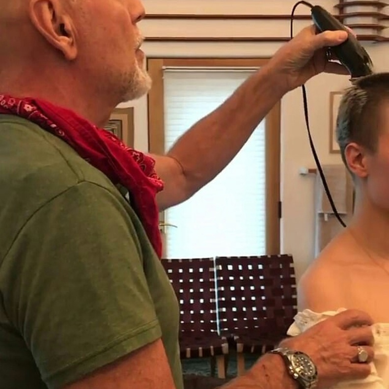 بروس ويليس يحلق شعر ابنته 