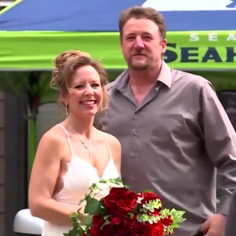  عروسين يبتكران فكرة جديدة لإقاكة حفل الزفاف في زمن كورونا