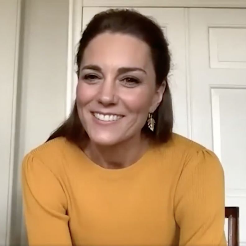 زيّنت الإطلالة بأقراط ذهبية من تصميم Catherine Zoraida